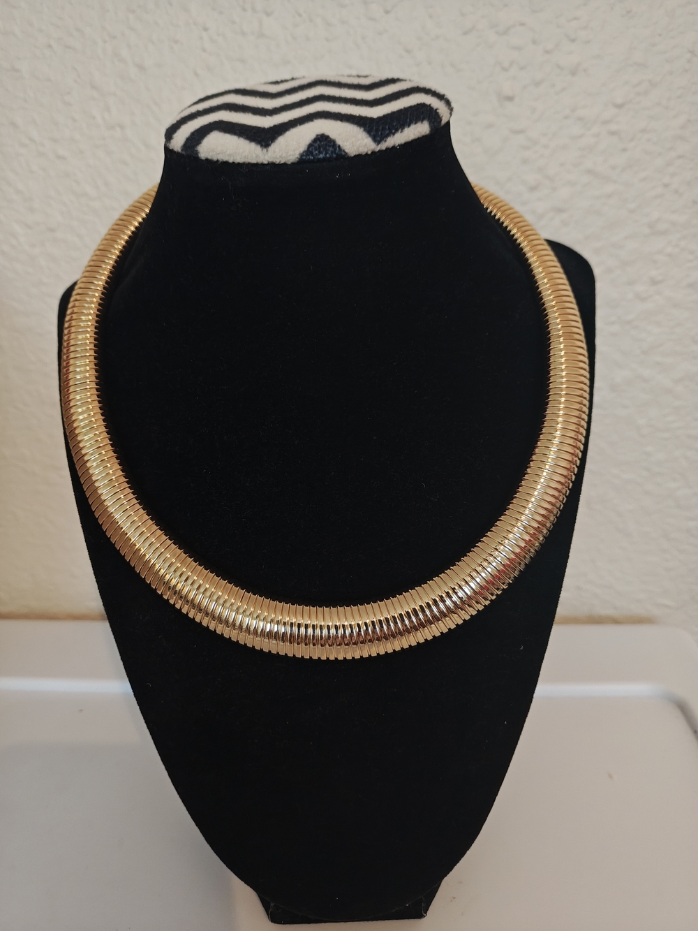 Gold-Colored Women's Collar Necklace - Fashion Jewelry